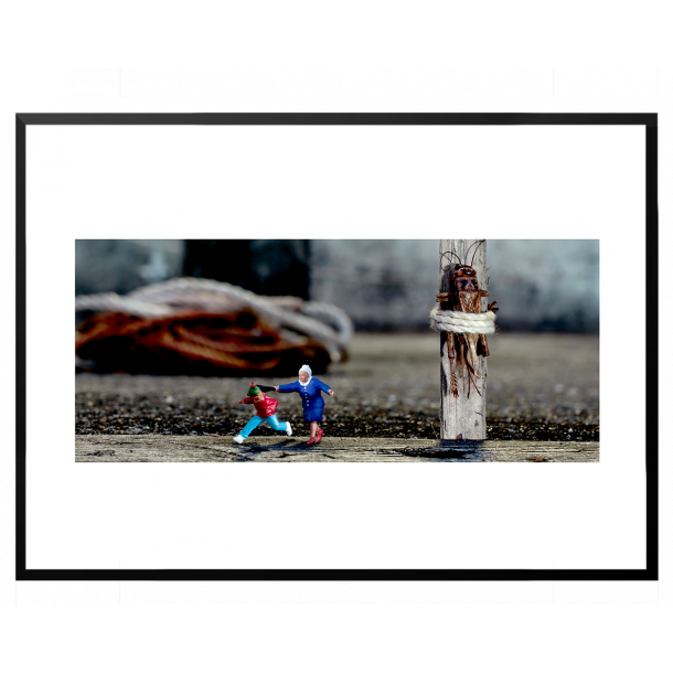 Dame fanger dreng. Fotokunst. Fotoplakat.