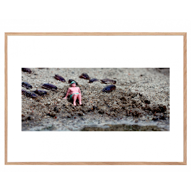 Dukke mand p strand. Fotokunst. Fotoplakat.