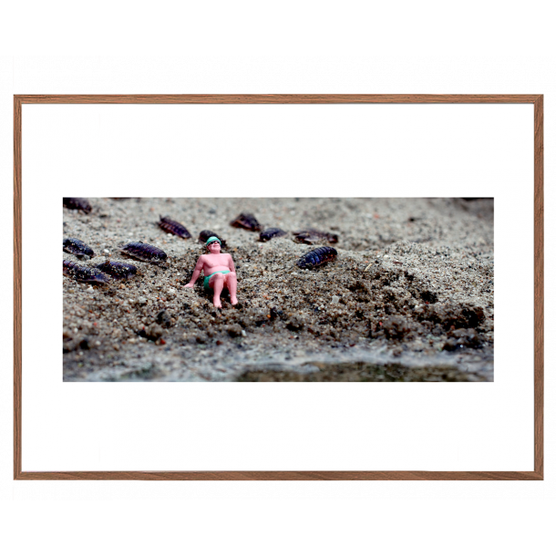 Dukke mand p strand. Fotokunst. Fotoplakat.