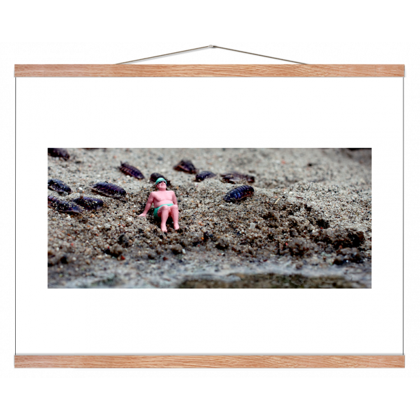 Dukke mand p strand. Fotokunst. Fotoplakat.