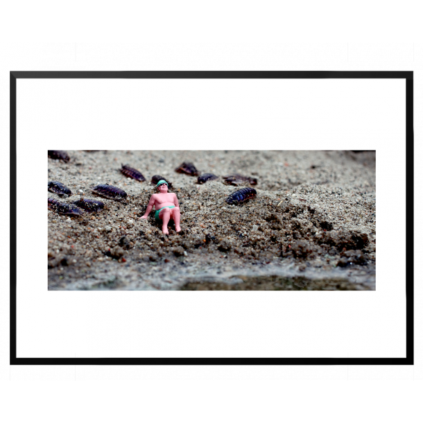 Dukke mand p strand. Fotokunst. Fotoplakat.