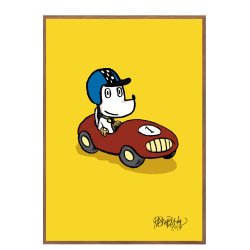 Hunden Ib in einem Rennwagen